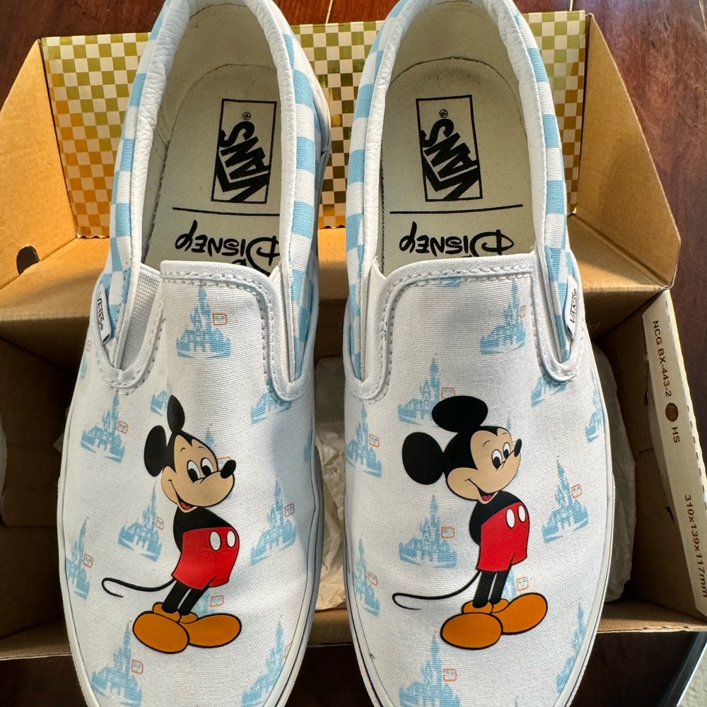 Walt Disney World 50th Anniversary Vans size 8 in Men’s 9.5 in Women’s